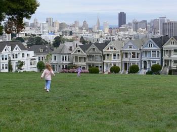 My girls at Alamo Park, San Francisco - My girls running around in Alamo Park