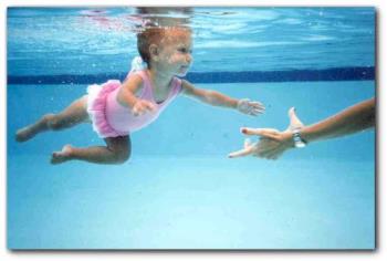 Baby swimming to her mother! - Isn&#039;t she a cutie!  I love seeing babies swim underwater!