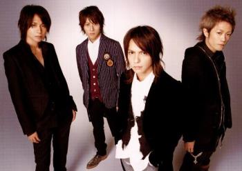 Laruku - This is L&#039;Arc~en~Ciel. A japanese Rock band (JRock)
- Vo: Hyde
- G: Ken
- Dr: Yukihiro
- Ba: Tetsu
