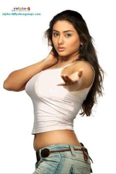 Heroine - She is called &#039;Namitha&#039; in kollywood cine field.