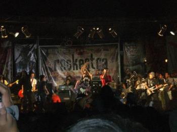 rock concert - the kamikazee band together with parokya ni edgar and voaclist of kezo ian tayao (left side).