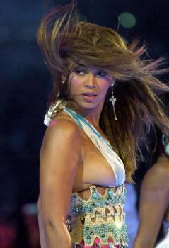 Beyonce in action! - The great Beyonce Knowles.