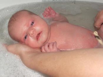 1st Bath at home :) - My daughter&#039;s 1st bath at home!