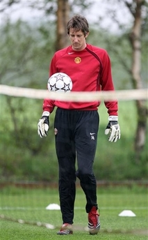 Van Der Sar in training - Man Utd&#039;s GK Edwin Van der Sar Controls the ball during a practice session at the side&#039;s Carrington training ground before their forthcoming UCL match