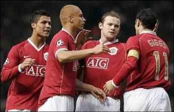 Goal celebration - Man Utd&#039;s Portugese midfielder Christiano Ronaldo and British forward Wayne Rooney are congratulated by teammates after Man Utd&#039;s first goal
