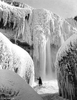 Frozen Niagra - Frozen Niagra falls