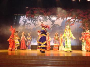 beautiful chinese dancers - beautiful chinese dancers in their traditional costumes 