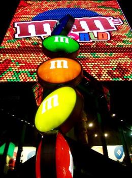 m&m - the display changes every so often, I did not count but I can guess there&#039;s about 10 different displays. It was fun just looking at it.