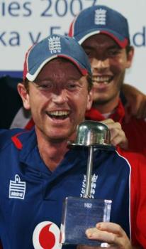 Paul Collingwood - Paul Collingwood with the trophy after beating Srilanka 3-2 in ODIs....