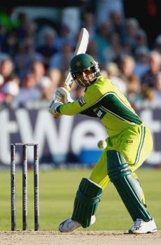 Abdur Razzaq - Abdur Razzaq launches for a six