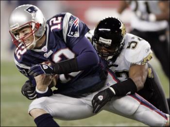 nfl - Jaguars linebacker Daryl Smith tackled Patriots quarterback Tom Brady as he tried to scramble for a first down during the first quarter in 2006 Play-Offs season.