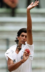 ishant - India&#039;s new firing bowler. he is the best swinger as of now he is troubling the batsmens like the ponting & sysmonds& hayden.