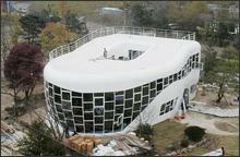 toilet shaped house - this toilet house has a master-bathroom with a built-in bedroom toilet shaped house - this toilet house has a master-bathroom with a built-in bedroom