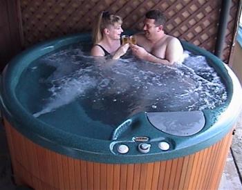 Hot tub - A nice cozy hot tub for you!