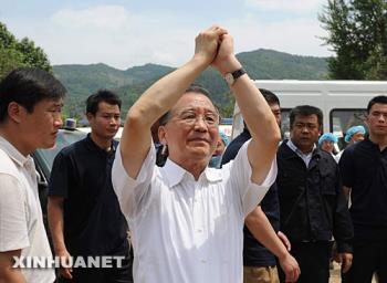 Premier Wen Jiabao on the earthquake spot - our beloved Premier Wen Jiabao was there on the spot to help encourage the local people to cheer up and ...