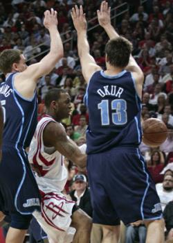 Houston Rockets VS Utah Jazz - Houston Rockets guard Tracy McGrady (C) passes to a teammate as he is guarded by Utah Jazz forward Matt Harpring (L) and center Mehmet Okur during the first half of Game 2 of their NBA basketball playoff series in Houston, April 21, 2008. 