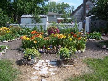 Our garden is our artist&#039;s canvas - When we moved into our current house the backyard was plain with nothing in it. My hubby and I saw it like an artist&#039;s canvas...and we used flowers to create images to our liking. 