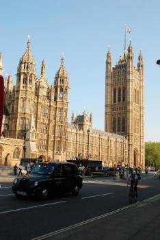 A day view of the Big Ben! - Taken on the bridge. I was trying to be greedy here. Trying to squeeze in the Big Ben and the Buckingham palace together into one shot! heh heh...