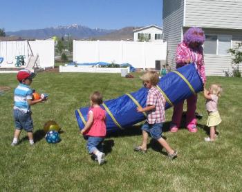 clown at birthday - Clown Entertains the Little Ones. clown at birthday - Clown Entertains the Little Ones.