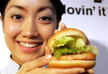 McDonald&#039;s Shrimp burger - Eating McDonald&#039;s food is tasty