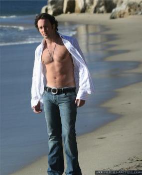 Alex O&#039;loughlin in Moonlight - a pic from Moonlight of Alex O&#039;Loughlin as Mick St John one of my fave shots.