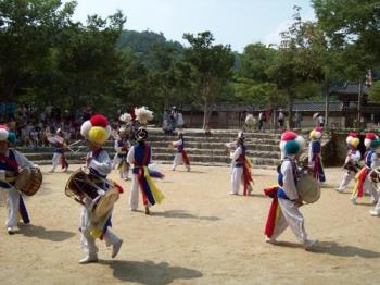 Dancers in South Korea - This was shot with a Koadak Easyshare C813. Notice that she was able to stop action and the dancers are not blurry.