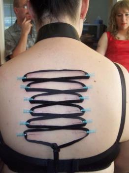Needle play - Needle play, a corset pattern on the back. Needle play - Needle play, a corset pattern on the back.