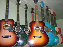 guitar - acoustic type - Buying a guitar can be an intimidating process, especially if you&#039;ve never purchased one before. There are so many factors to consider, and so many guitars available, novices will surely feel overwhelmed. Fear not - help is available.
