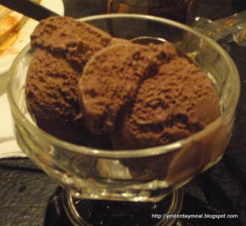 chocolate ice cream - photo from http://yesterdaymeal.blogspot.com