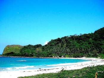 Pagudpud - white sand, nice long stretch of shore....