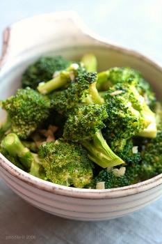 stir fried broccoli in oyster sauce - stir fried broccoli in garlic and oyster sauce