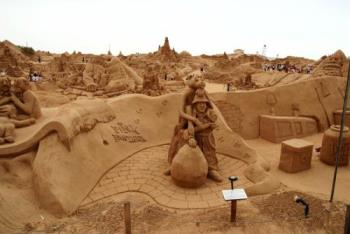Amazing Sand Sculpture 2! - And nothing but sand and sea water is used to keep this together!