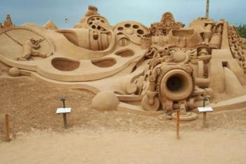 Amazing Sand Sculpture 6! - Another amazing example of a sculpture made out of nothing but beach sand and sea water!