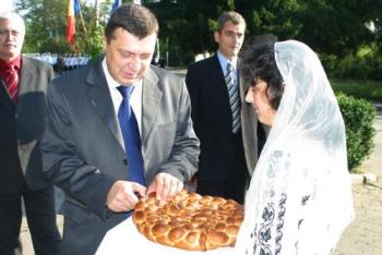 Welcoming guests - Important guests are always welcomed in Romania by offering them bread and salt