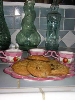 Teaparty Cookies - Home made chocolate chips cookies for a grandma, granddaughter tea party
