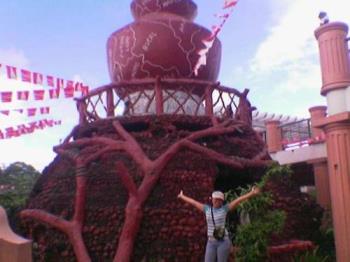 my hometown - calamba city, laguna - one of the landmarks in Calamba...the famous &#039;kalan-banga&#039; (claypot) where the name of the town/city was derived...