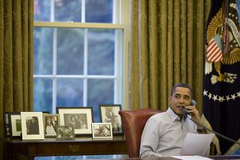Balack Obam talks  - telephoning U.S.servicemen and women