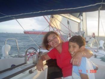 With my friends´ grandson. - Aboard the boat with a small sailor.