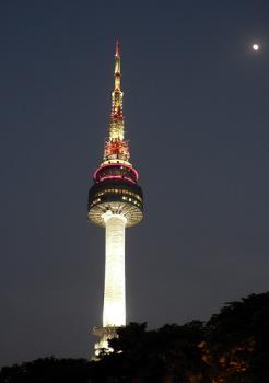 Namsan Tower - The Namsan Tower in Seoul which can be reached through cable cars to the mountain. The fantastic view day and night make couples and families visit the place. 