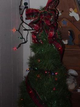 tomato cage tree - This picture looks a little dark but it is my finished tomato cage tree.