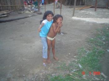 Kuna children - Children love to pose for a picture. This lovely children made me take a picture of them to see how they looked (after that I had to show the picture to all the other kids)