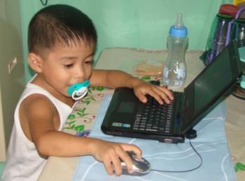 Zayzay on the NetBook - Little Zayzay starts learning how to use the Little Book
