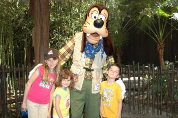 disneyworld - Kids with Goofy at Disney&#039;s animal kingdom