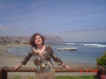 Picture taken with the Pacific Ocean as background - I was happy to wear a blouse after months of woollens. The sun was shining and I even got sunburned that day.