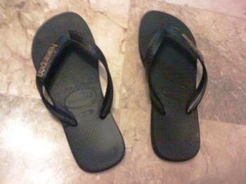 my favorite pair - I love wearing flip flops.. It is very comfortable.
I especially love havaianas. This picture shows my favorite pair.