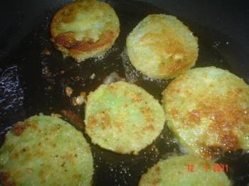 Green tomatoes frying in my skillet. - I had to take a picture or two of the green tomatoes as I would never have eaten them if it wasn´t for mylotters.