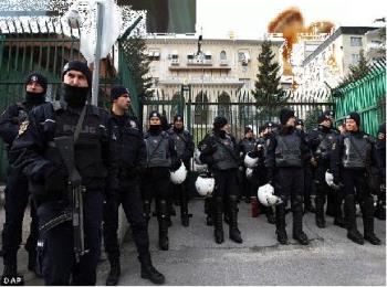 egypt cops - protecting the palace? egypt cops - protecting the palace?