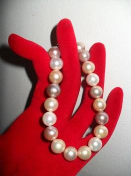 Pearl necklace - Pearls are timeless gem