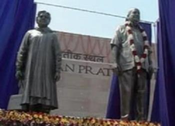 Mayawati&#039;s statue and her handbag  - mayawatis statue