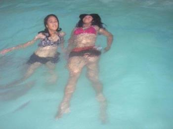 Swimming girls - Swimming is fun Swimming girls - Swimming is fun